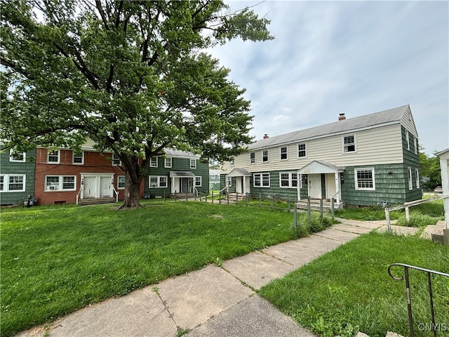 view of front of property featuring a front yard