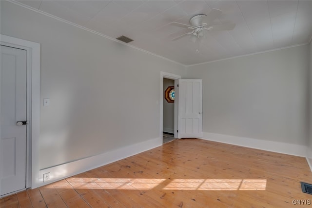 empty room featuring light hardwood / wood-style floors, crown molding, and ceiling fan