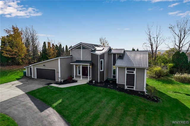 view of front of property featuring a front yard and a garage