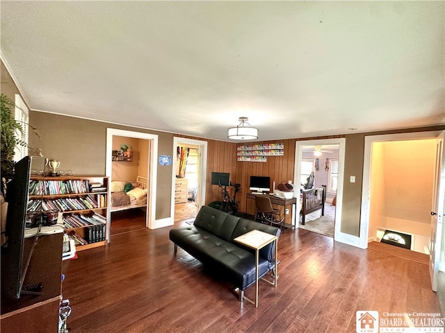 living room with crown molding, plenty of natural light, dark hardwood / wood-style floors, and ceiling fan