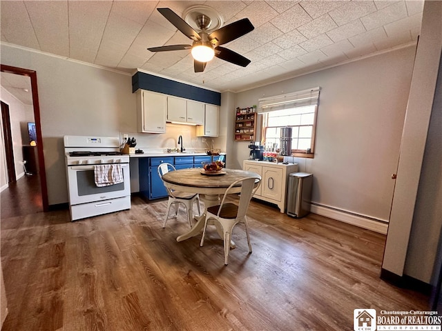 kitchen featuring white cabinets, hardwood / wood-style flooring, blue cabinetry, sink, and white gas range oven