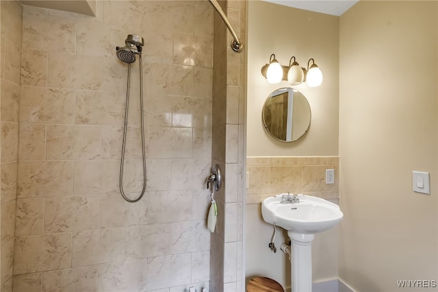 bathroom featuring a tile shower and tile walls