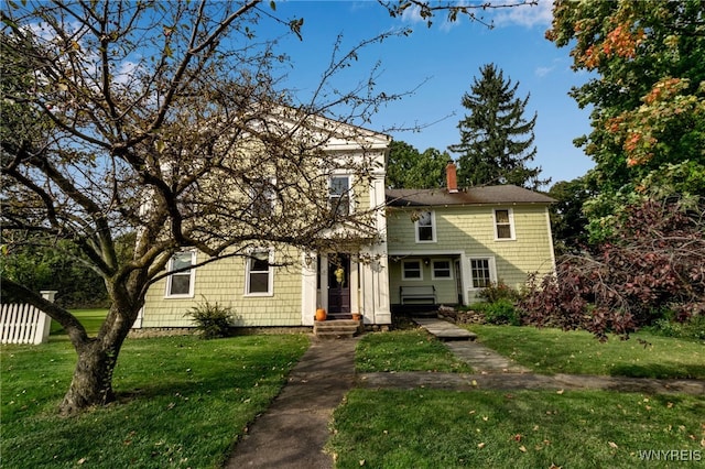 view of front of property featuring a front lawn