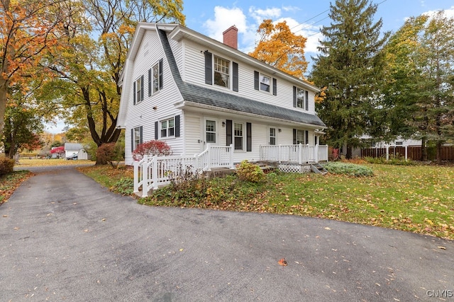 view of front of home featuring a porch and a front yard