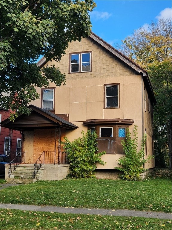 view of front of home featuring a front lawn