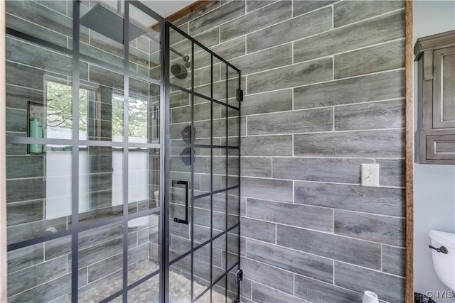 bathroom featuring tiled shower