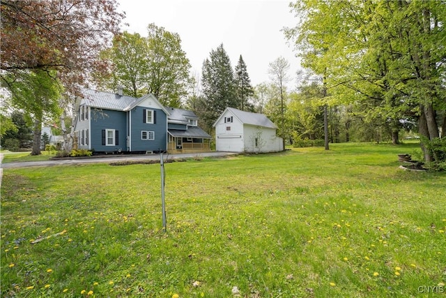 view of yard featuring a detached garage