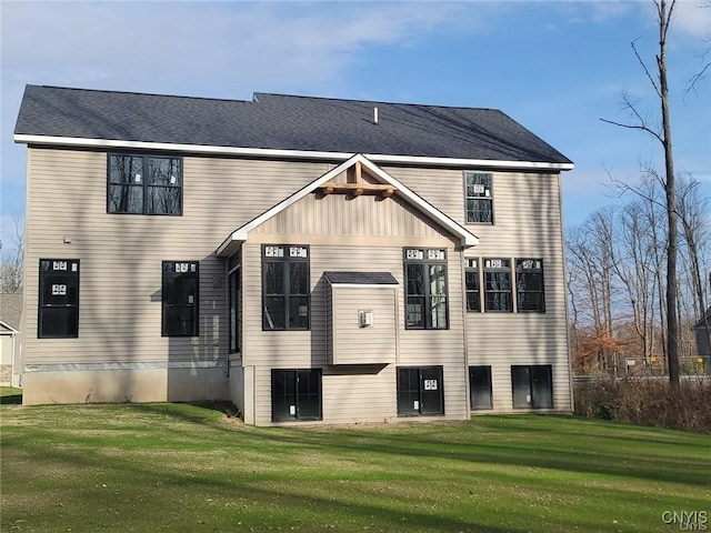 view of front of house featuring a front lawn