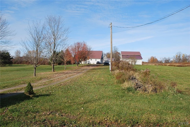 view of yard featuring a rural view