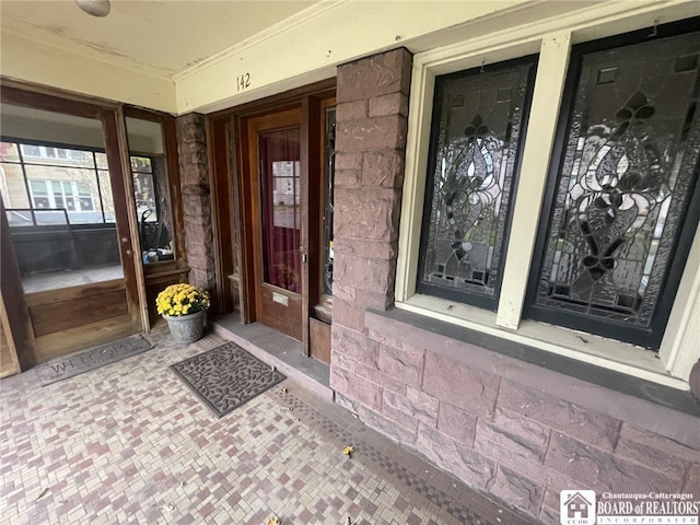 property entrance featuring a porch