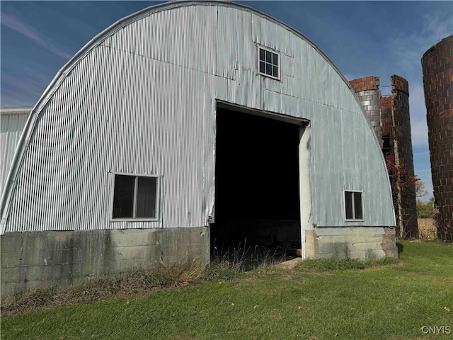 view of outdoor structure with a lawn