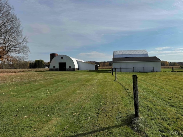 view of yard featuring an outbuilding