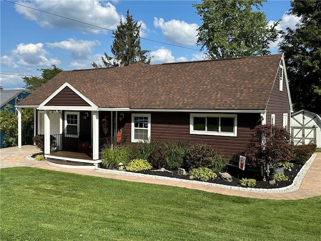 view of front of property featuring covered porch and a front lawn