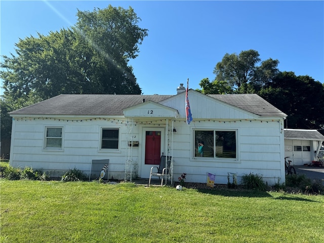 view of front of house with a front lawn