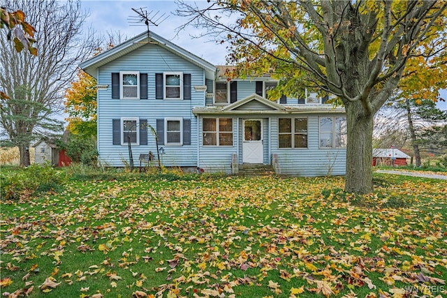 view of front of house featuring a front lawn