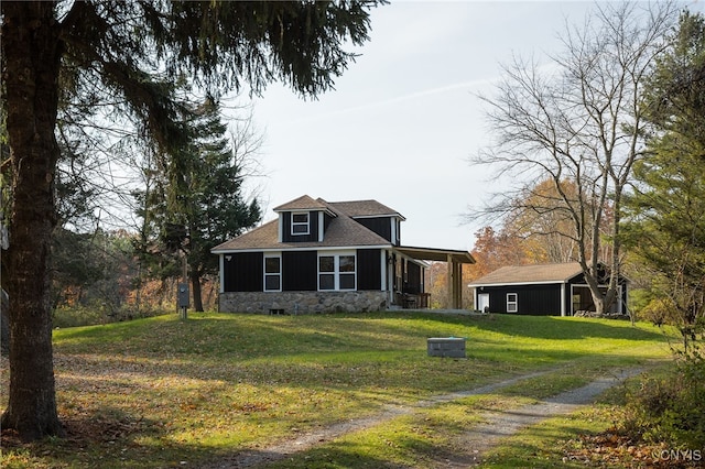 view of front of property featuring a front yard