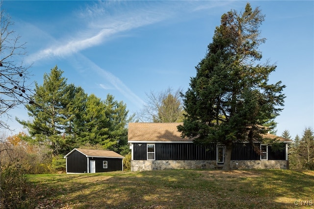 view of yard with a shed