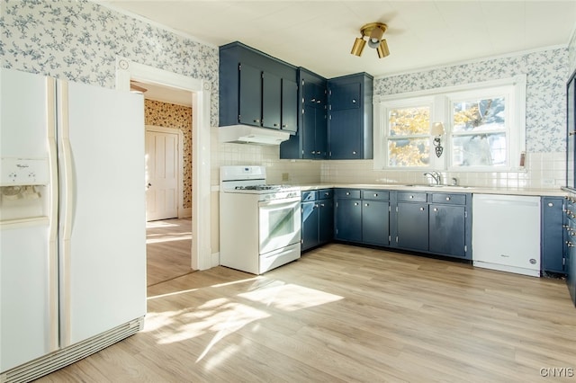 kitchen featuring light hardwood / wood-style floors, ceiling fan, sink, and white appliances