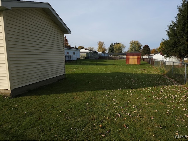 view of yard featuring a storage shed