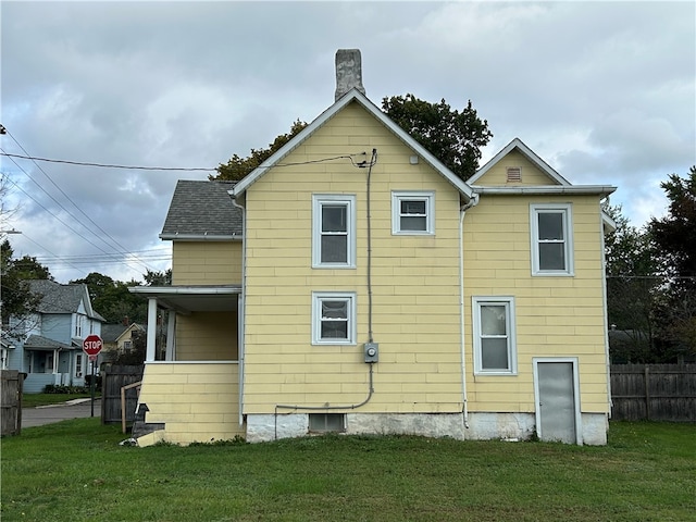 back of house featuring a lawn