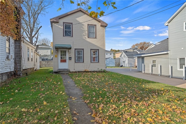 view of front facade featuring entry steps, a residential view, and a front lawn