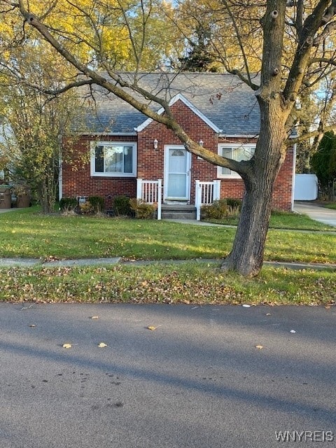 view of front facade featuring a front yard