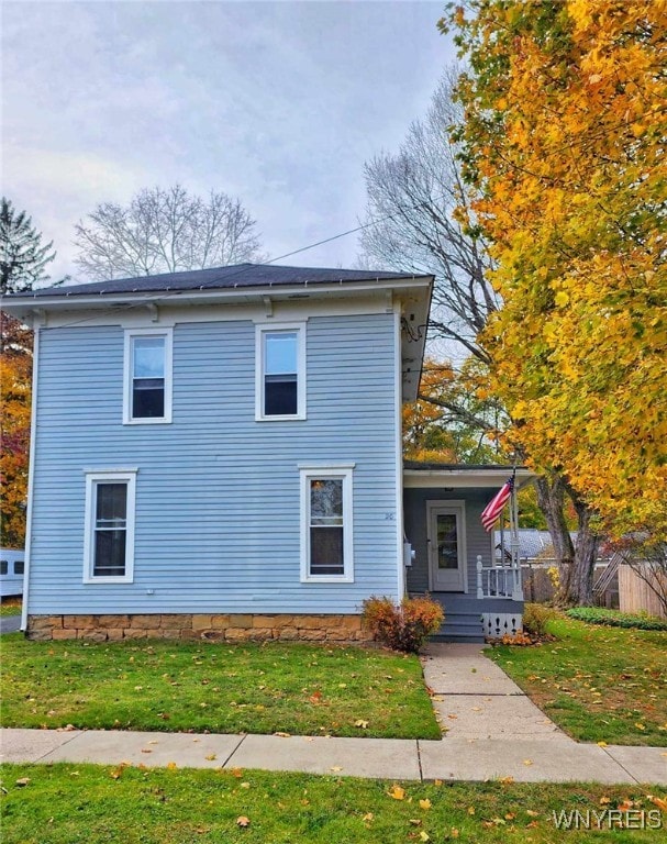 view of front facade featuring a front lawn and covered porch