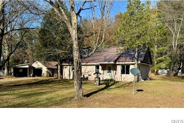 view of front of property with a front lawn