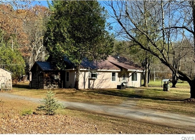 view of front of property featuring a front yard