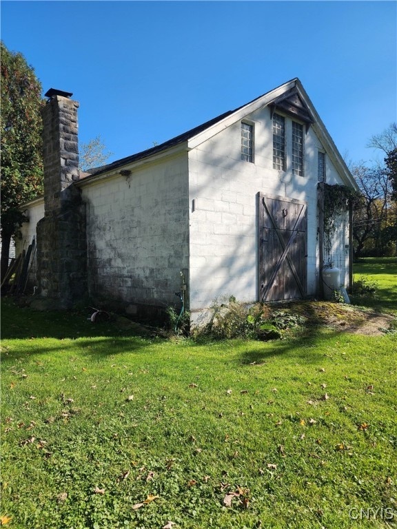 view of side of property featuring a yard