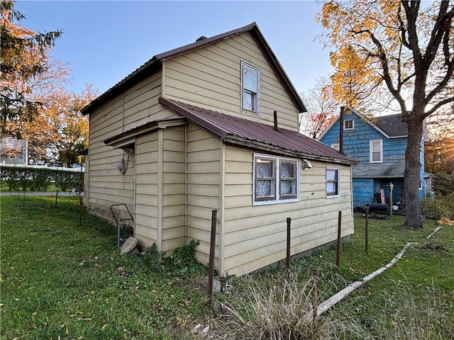 view of side of property featuring a lawn