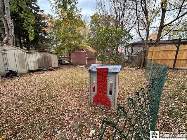 view of yard with a shed