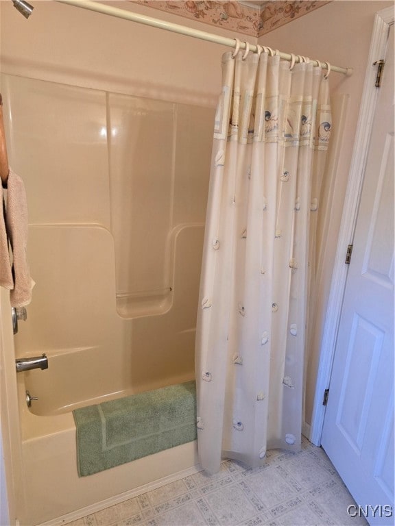 bathroom featuring shower / bath combo with shower curtain