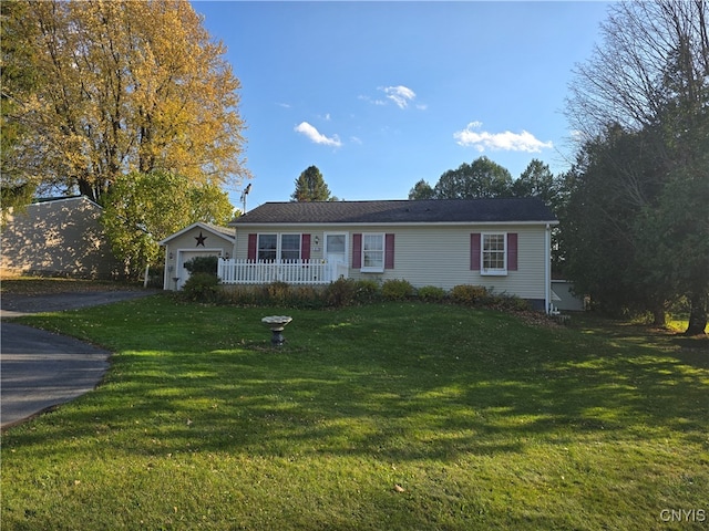 ranch-style home featuring a front lawn