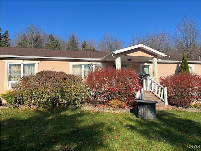 view of front of property featuring a front lawn