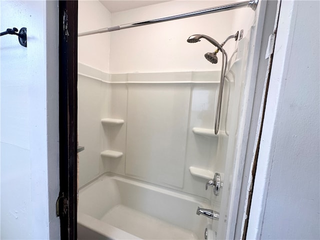 bathroom with bathtub / shower combination