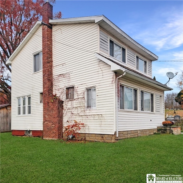 view of side of property featuring a yard