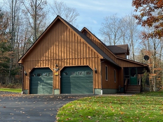 view of front facade featuring a front yard and a garage