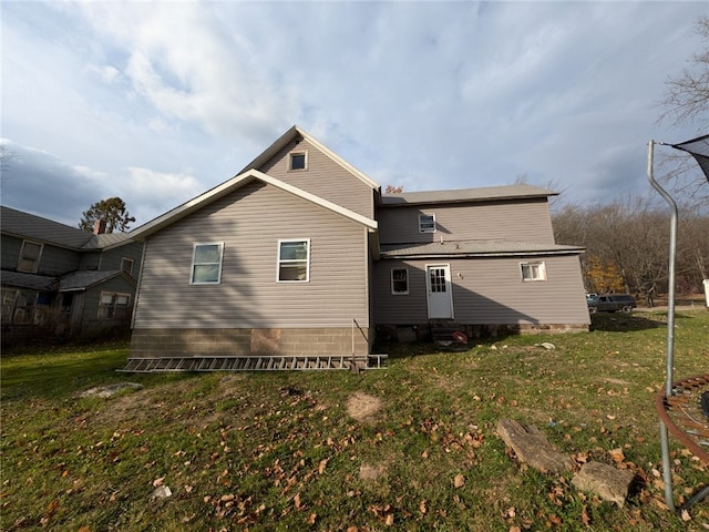 back of house featuring a yard