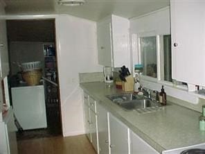 bathroom featuring sink