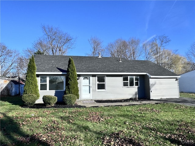 view of front of home featuring a front lawn