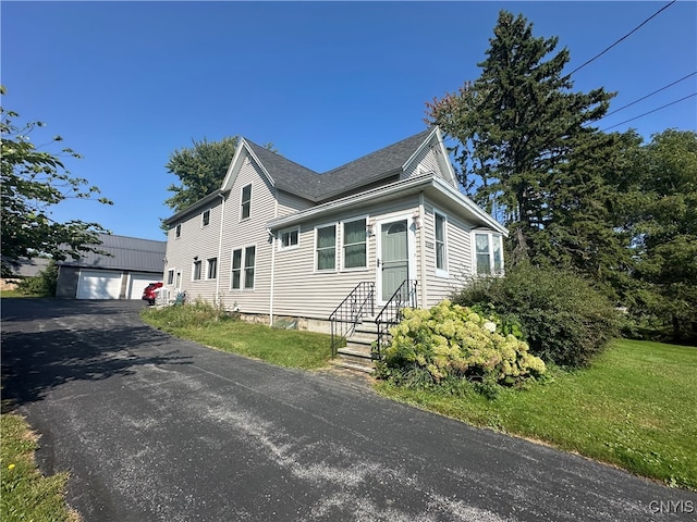 view of front of house featuring a front lawn and a garage