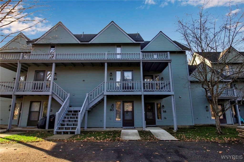 view of front of home featuring a balcony