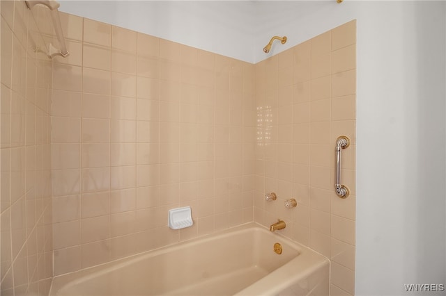 bathroom with tiled shower / bath combo