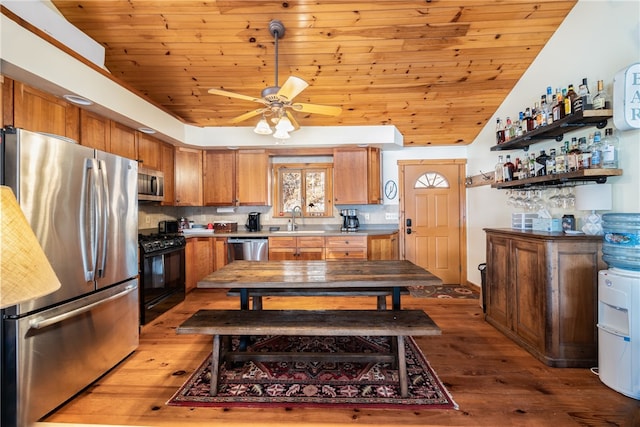 kitchen featuring ceiling fan, appliances with stainless steel finishes, sink, and light wood-type flooring