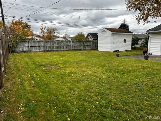 view of yard with a storage unit