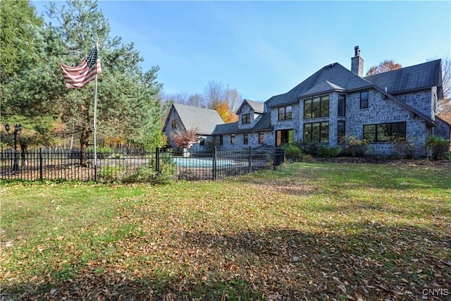 view of yard featuring a fenced in pool