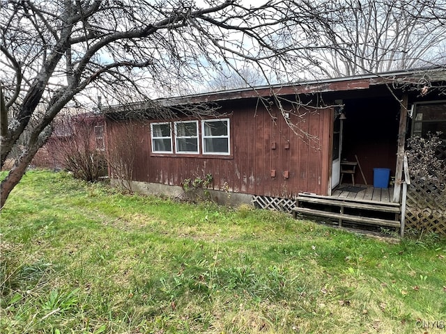 view of side of property featuring a lawn