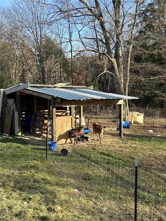 view of yard featuring an outbuilding