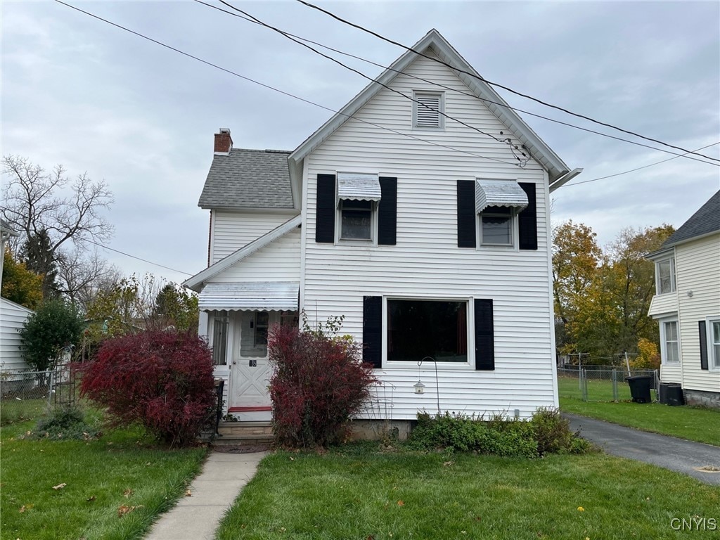 view of front property featuring a front yard